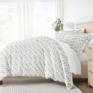 NWT Ienjoy Home Soft 3-Piece Set with Shams Blossom Light Blue King / Cal King